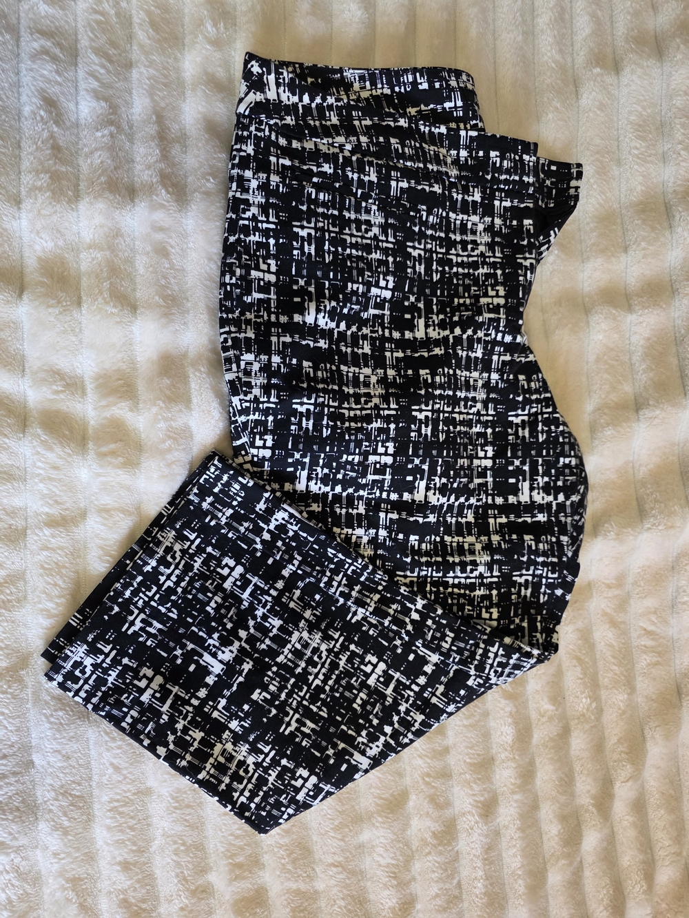 Apt. 9 Black and White Abstract Print Capris